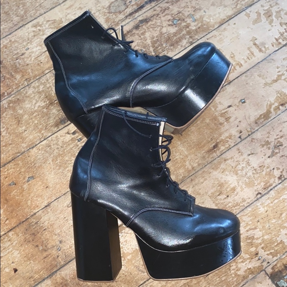 Deandri heels